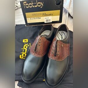 NEW in Box Mens FootJoy Spikeless Classics 10.5 D 51284 Black Brown Golf Shoes